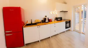 Homey Luxury- entire house, free parking, yard - Image 3