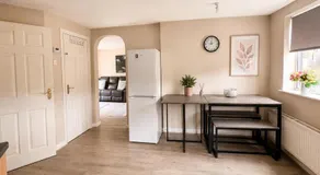 Spacious 2 Bedroom House in Bingley with Parking, Washer-Dryer, Big Fridge, Sleeps 5, Easy access to Saltaire, Bradford, Haworth, Ilkley, Leeds - Image 5