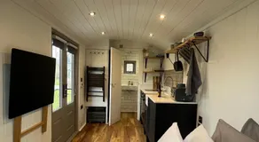 Luxury Shepherds Hut - The Sweet Pea by the lake - Image 2