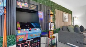 6th Haven, Arcade, King Bed, Games, 1 Mile to Beaches - Image 4