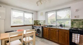 Kidlington 3 BR House with parking & large garden - Image 5
