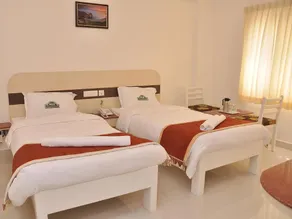 Hotel MNH Royal Park - Image 1
