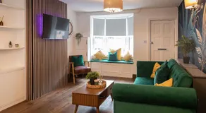 Royal Retreat & Lego Lodge with free parking - Image 2