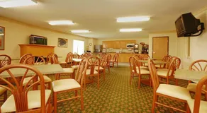 Syracuse Inn and Suites - Image 5