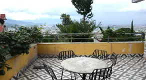 Beautiful house and garden - Image 3