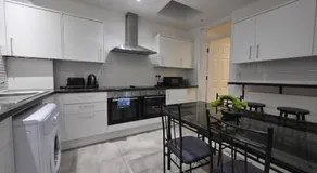5 Bedroom House by London Airport, Excel and Olympic stadium - Image 3