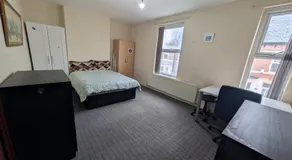 Comfortable Double Room Close to Nottingham Station with Free Parking & WiFi - Image 2