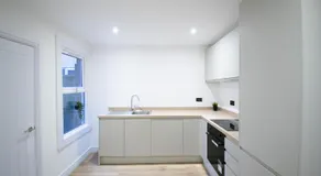 Luxury 4-Bed Terrace - 5 mins from Reading Station - Image 5