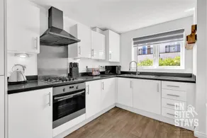 4Double Bed 3.5 Bathrooms Parking Garden & Wifi - Image 3