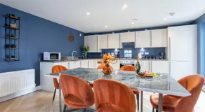 Elliot Oliver - Luxury Three Bedroom Town Centre Apartment With Parking - Image 2