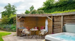 Apple Blossom -Shepherd Hut, Hot Tub, Wood Burner - Image 4
