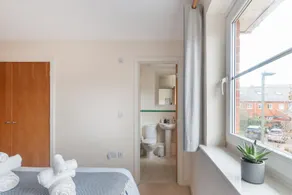 Redhill,Sleeps9,Parking,17minsLGW30 to London - Image 2
