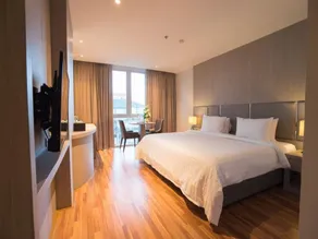 New Season Square Hotel - Image 2