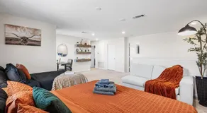 Family 4BR Home near NASA NRG Stadium & Hobby Airport - Image 2