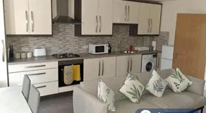 Modern 2 Bed 2 Bath Apartment Free Parking - Image 2