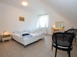 Confortável apartamento no 1 º andar com piscina coberta e jardim vedado - Image 3