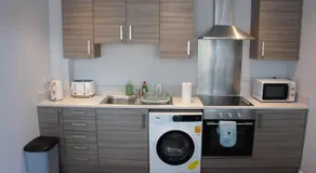 Melbourne House Apartment Near Train Station! - Image 4