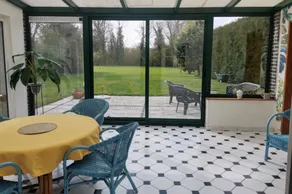 Merveilleuse maison adaptée aux familles avec jardin, barbecue et terrasse | Vue jardin - Image 5