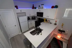 Pet Friendly Modern Zen Studio Retreat with Hot Tub - Image 4