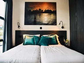 Luxury Waterfront Escape - Image 2