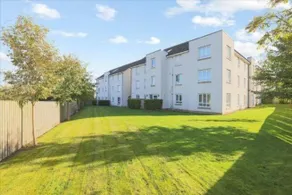 Newly Refurbished Large Apartment With Huge Garden - Image 4