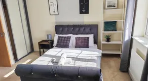 3 Bedroom House Sleeps 7 - Pets Ok - Free Parking - Image 2