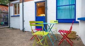 Colourful, Quirky Artist-Owned 3 Bed Next to Cafes - Pass the Keys - Image 5