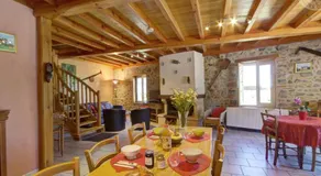 Gîte spacieux au cœur de la nature avec cheminée et activités extérieures - Image 5
