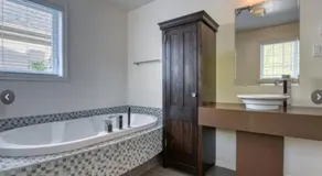 3BR House 6 Guests Near Water - Image 3