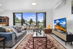 Comfortable 2 Bed Stay with Parking - Image 2