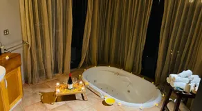 Woodlands rainforest retreat - Image 4
