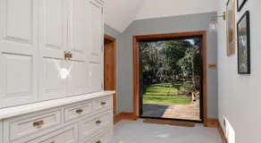 Luxury Period 7 Bed Mansion near Warner Bros - Image 3