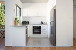 Unit With Balcony, Backyard and Parking Near Shops - Image 3