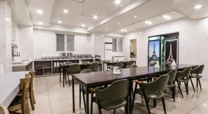 Gallery Hotel - Image 2