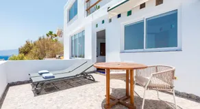 Canary casita next to the Atlantic Ocean - Image 4