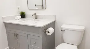 Toronto DownTown Stylish Queen Suite Private Bath Walk to Ossington Subway - Image 4
