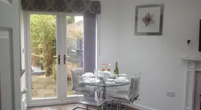 Oakleigh 1 bed ground floor garden view apartment FREE ONSITE PARKING - Image 4