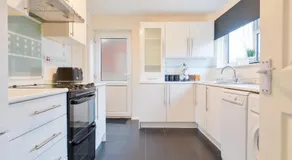 Charming & Spacious City Centre House - Perfect for Family & Contractor - Sleeps 8 - Image 3