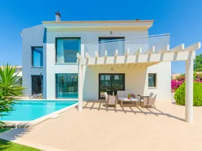 Holiday Home 'Villa La Primera' with Shared Pool & Wi-Fi - Image 4