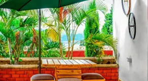 Kinzi Apartments Bar & Gardens - Image 4