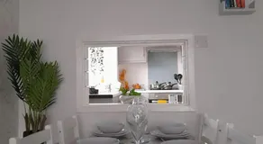 Cosy Apartment with Balcony and Breakfast - Image 4