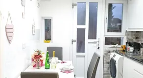 Glasgow Comfortable and Modern 3 Bedroom Mid Terraced Villa - Image 5