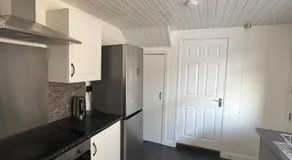 Spacious Home in Bangor Centre, 2 King Beds, 1 Single and Garage - Image 5