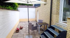 Zentrale ruhige Lage mit Parkplatz und Terrasse - Image 4