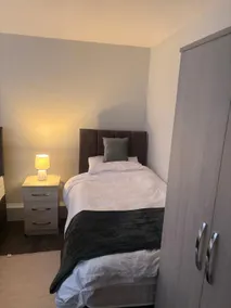 4 Bedroom Aprt in Warwick with free parking & Wifi - Image 2