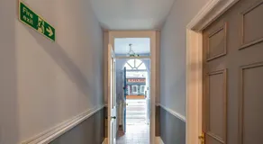Fifth Quarter Apartment with Free Parking - Image 5