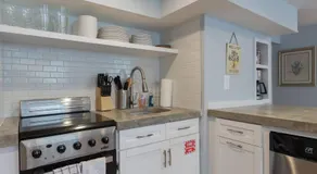 Luxury 2 bedroom apartment w/ free parking - Image 5