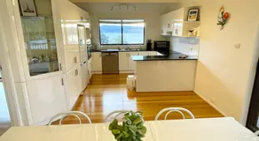 Spacious getaway with panoramic water & mountain views - Image 4