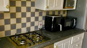 Impeccable 2-Bed Apartment in London - Image 2