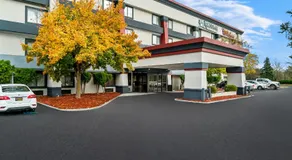 HomeTowne Studios by Red Roof Flint - Image 3
